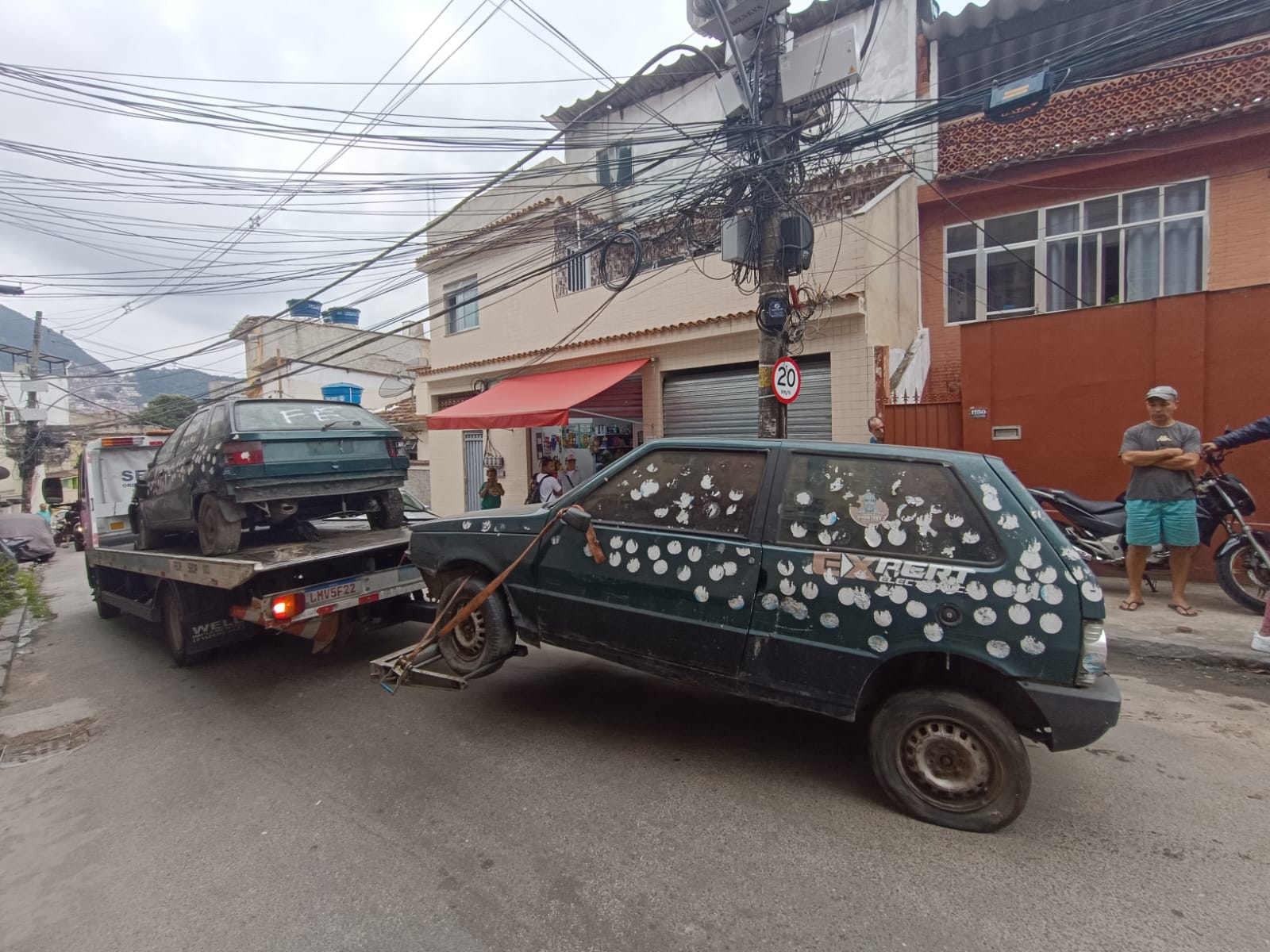 Ordenamento na Ladeira dos Tabajaras e Cabritos remove veículos abandonados e notifica comércio irregular (Foto: Divulgação)