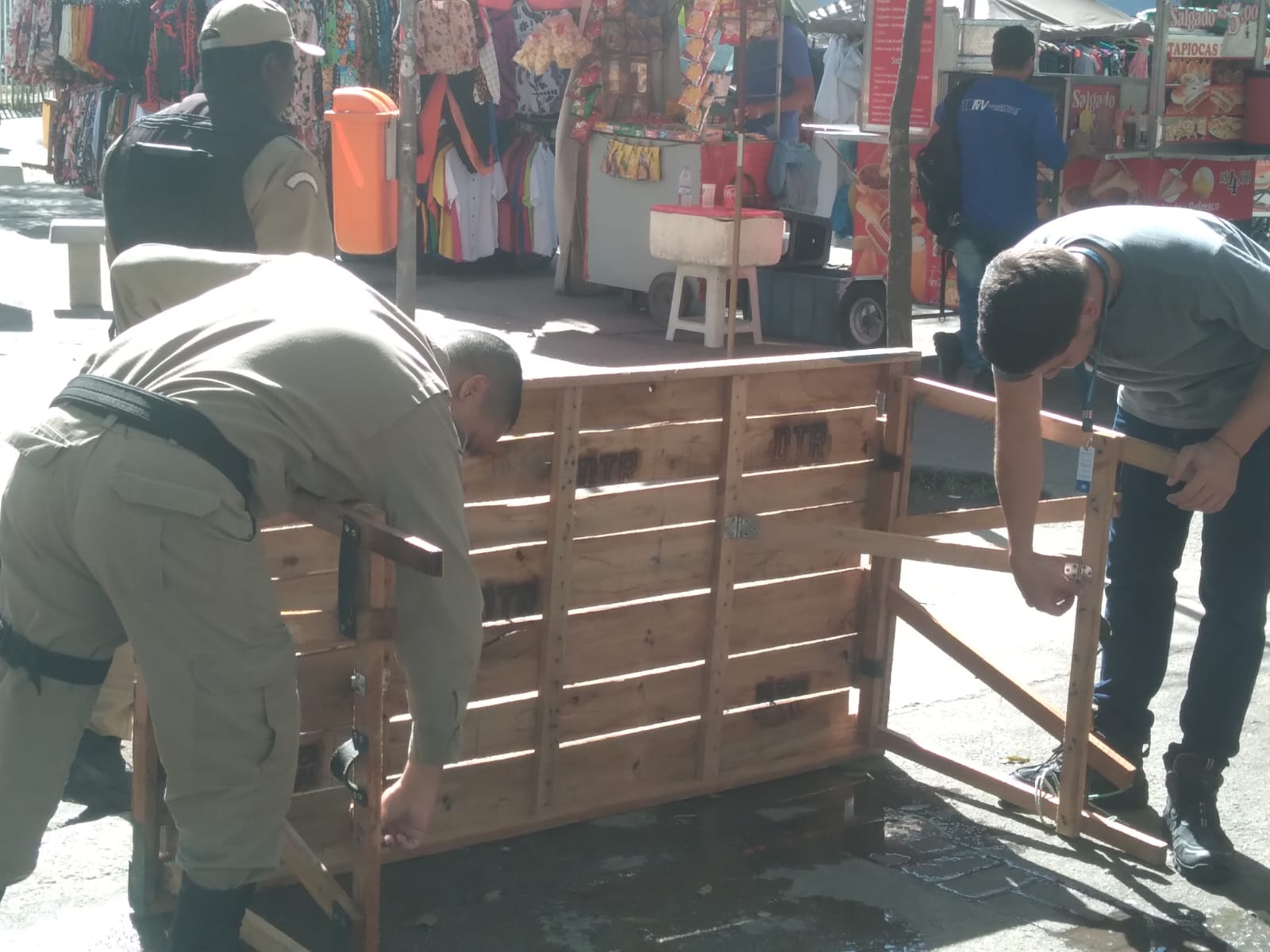 Subprefeitura da Zona Sul desmobiliza feira não autorizada na Praça Nelson Mandela, em Botafogo (Foto: Divulgação)