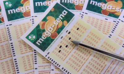 Volantes da Mega Sena sendo preenchidos para apostas em casas lotéricas da Caixa. (Foto: Rafa Neddermeyer/Agência Brasil)