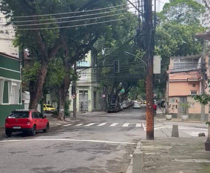 Rua na Praça da Bandeira sem sinal de trânsito após furtos na região