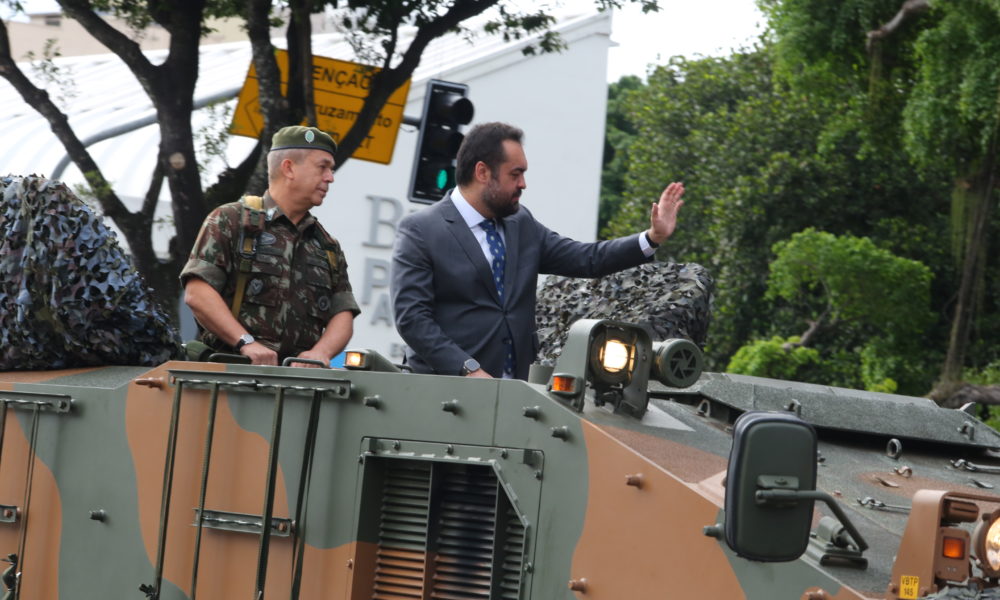 Governador Cláudio Castro prestigia desfile de 7 de setembro e celebra