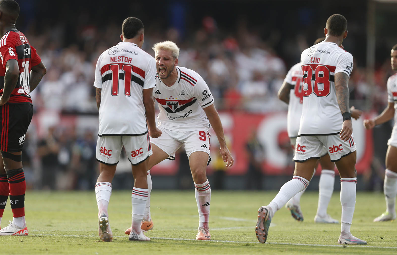 É CAMPEÃO! SÃO PAULO FAZ GOLAÇO, EMPATA COM O FLAMENGO E CONQUISTA O TÍTULO