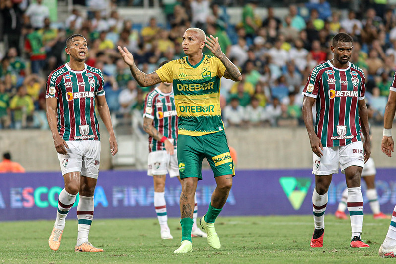 Com praticamente todo time reserva, Fluminense perde para o