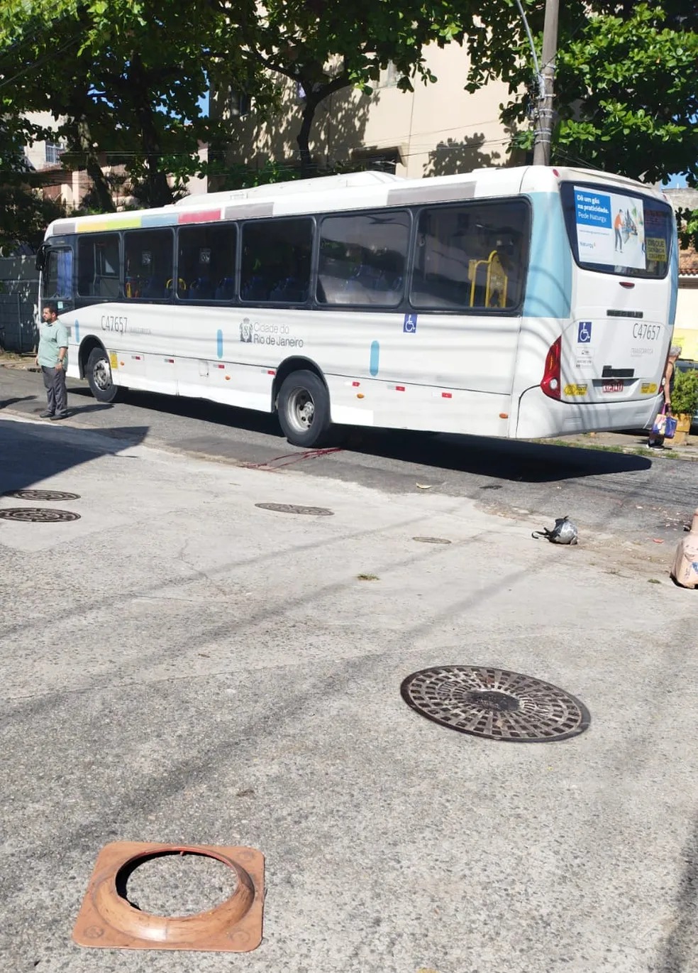 Motociclista morre após colidir com ônibus em Quintino, na Zona Norte do Rio (Foto: Reprodução)