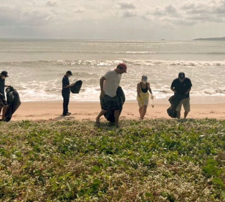 Clean Up The World: Aretê participa de mutirão de limpeza na Praia Rosa (Foto: Divulgação)