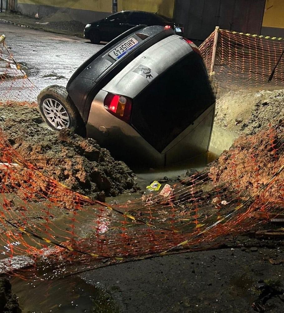 carro cai em buraco na Rua Piraquara, em Realengo