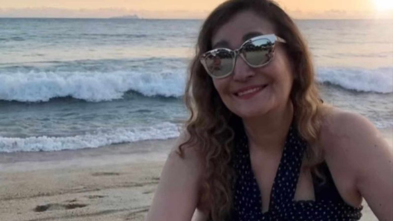 Sonia Abrão surge na praia e fã dispara: "Que linda!"