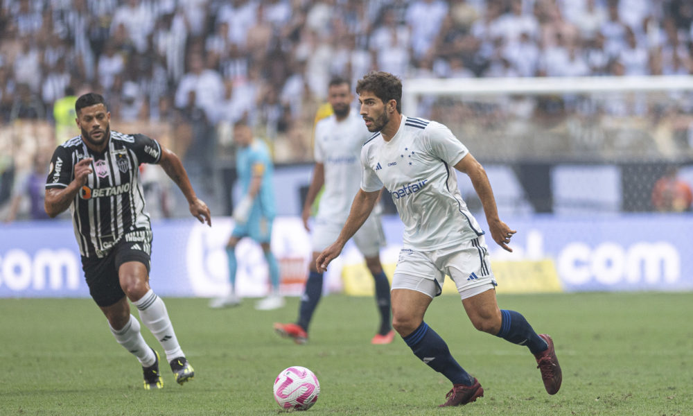 Cruzeiro marca no fim e vence o Atlético MG no primeiro clássico da