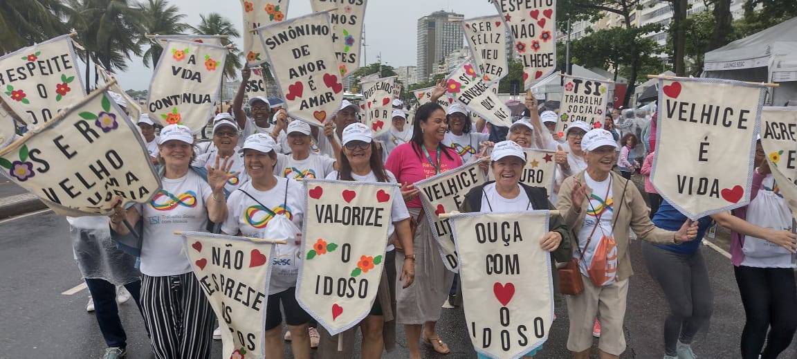 Copacabana recebe 'Caminhada Sesc Pela Valorização da Pessoa Idosa' (Foto: Thalyson Martins/ Super Rádio Tupi)