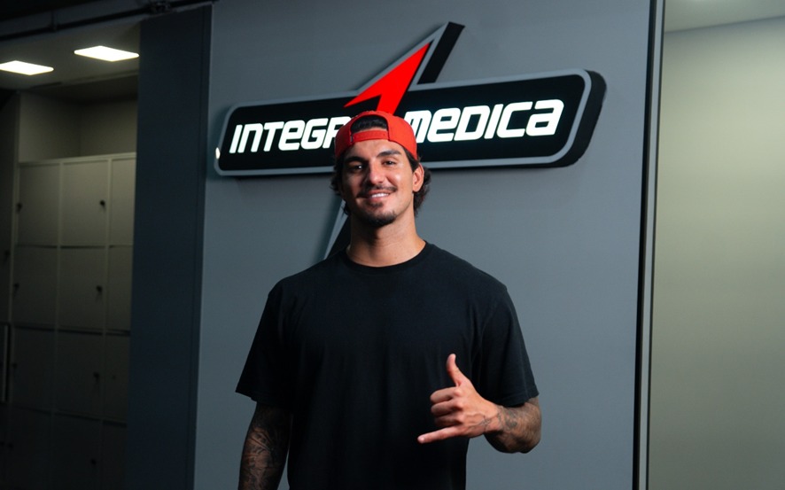 Integralmedica é a nova patrocinadora do tricampeão mundial Gabriel Medina (Foto: Marcelus Colucci/Integralmedica/ Divulgação)
