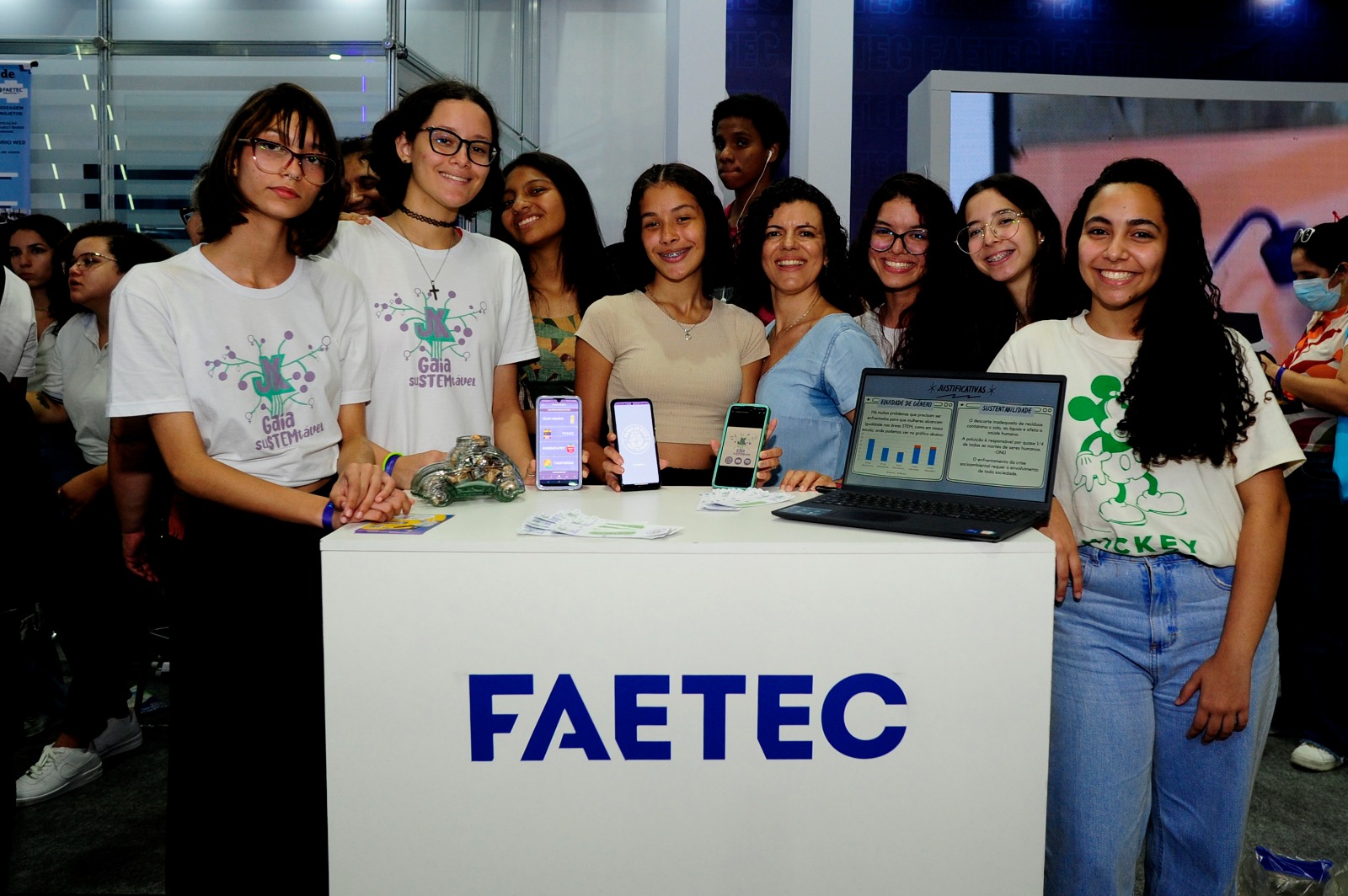 Alunas da Faetec criam aplicativo para ensinar mulheres com tarefas de manutenção em casa