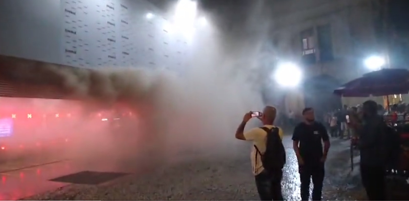 [VÍDEO] Incêndio atinge lanchonete nas Barcas do Rio (Foto: Reprodução)