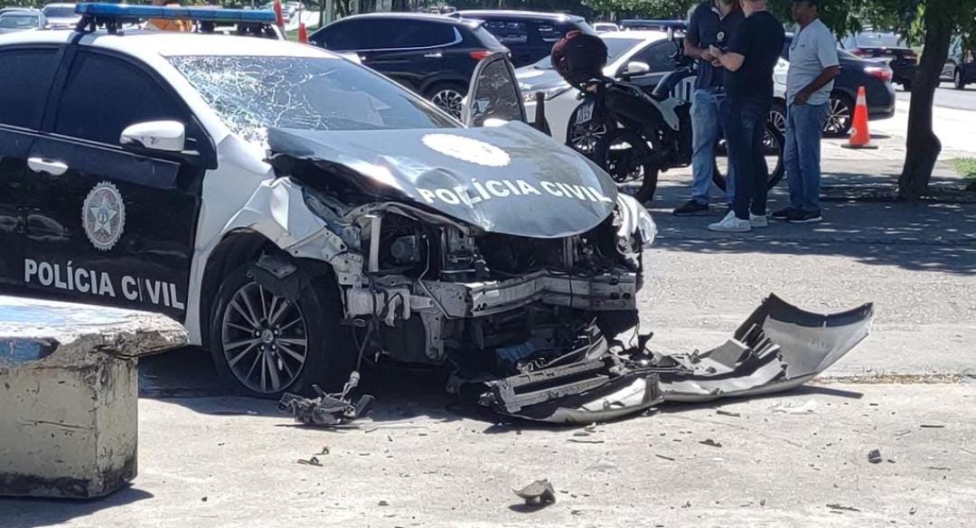 Motociclista fica ferido após colidir com carro da Polícia Civil na Barra da Tijuca; assista ao momento da colisão (Foto: Divulgação)