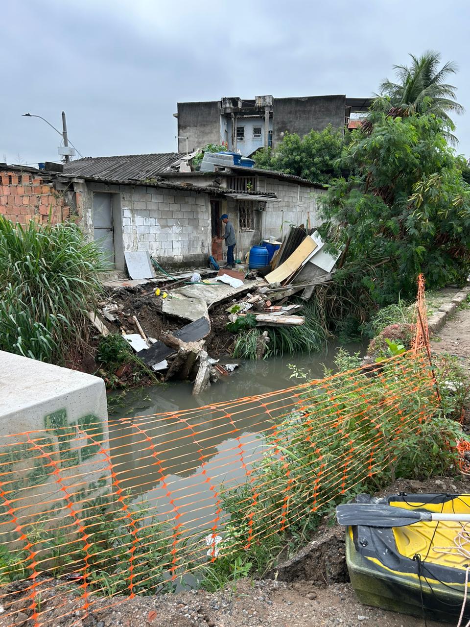 Idosa que caiu em canal em Caxias após fortes chuvas segue desaparecida (Foto: Fabio Peixoto/ Super Rádio Tupi)