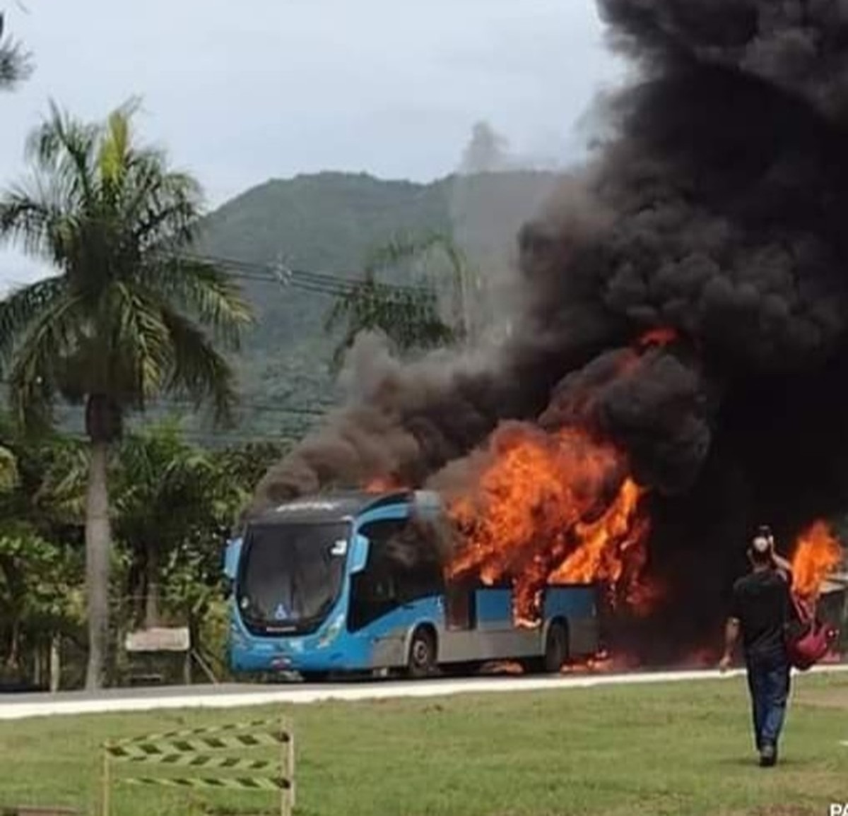 Ônibus do BRT pega fogo no Recreio, na Zona Oeste do Rio (Foto: Divulgação)