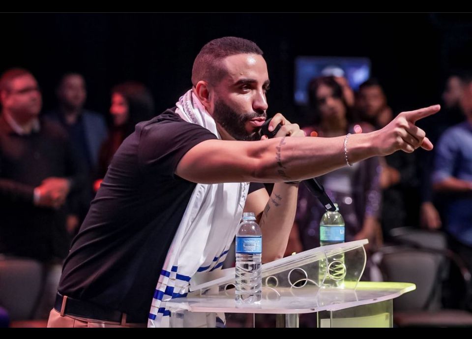 Pastor Leonardo Sale realiza vigília com show lotado no Espaço Hall, na Barra da Tijuca (Foto: Divulgação)