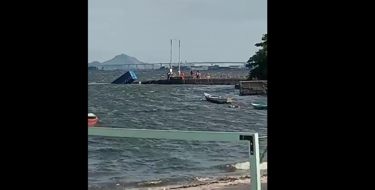 Vídeo exibe momento em que caminhão cai na Baía de Guanabara, na Ilha do Governador (Foto: Divulgaçao)