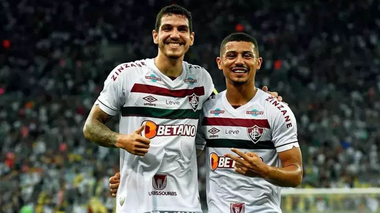 André recebe amarelo e desfalca o Fluminense para o jogo de volta contra o  Corinthians