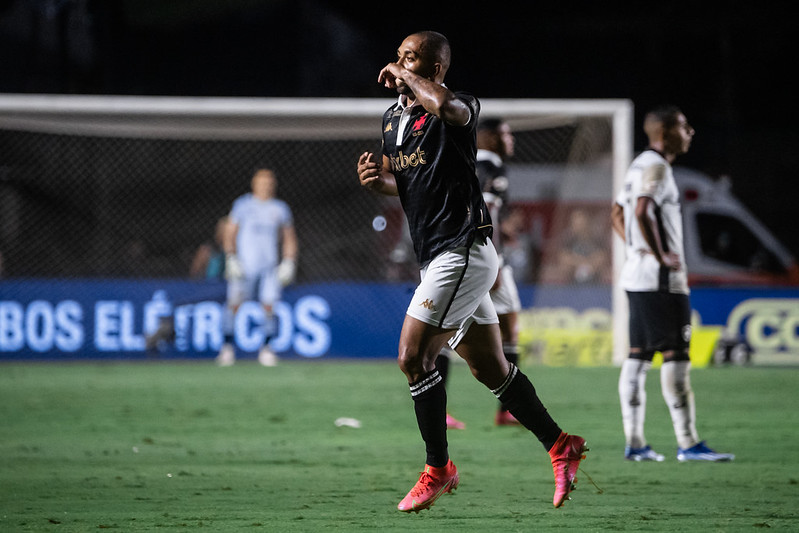 Em jogo dramático, Santos vence Coritiba e sai do Z-4