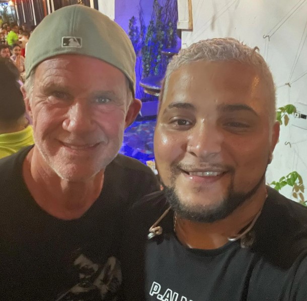 Chad Smith com Rafael Soares, música que se apresenta em bares do Rio