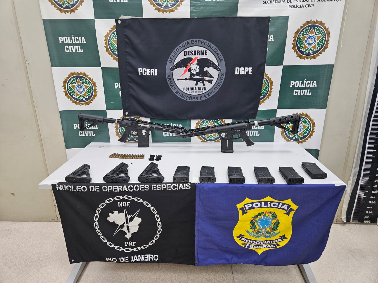 Polícia civil e federal prendem suspeito e apreendem armamentos na BR 101 (Foto: Divulgação)