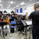 Alunos da 1ª turma do curso técnico em Instrumento Musical da Faetec participam de oficinas com profissionais renomados do mercado (Foto: Ernesto Carriço/ Divulgação)