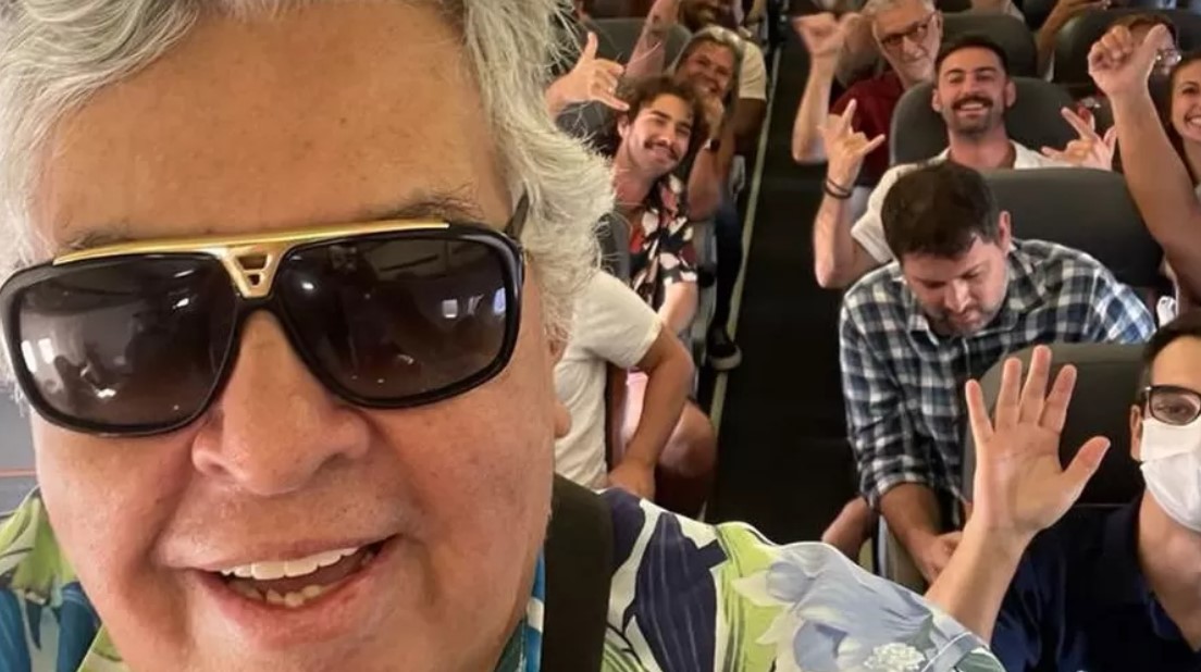 Sidney Magal faz coro em avião ao lado de fãs