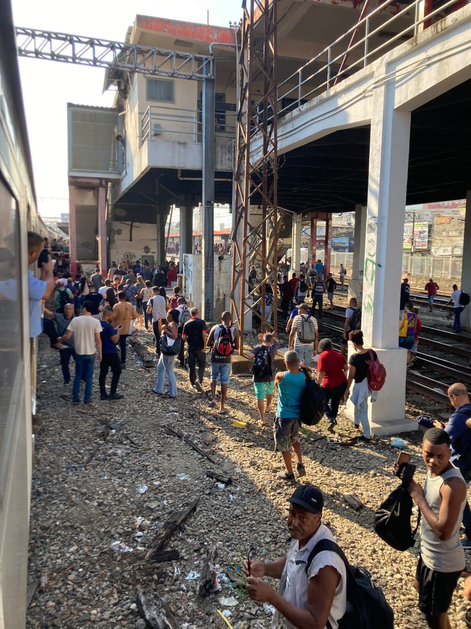 Dois trens batem na estação de Madureira