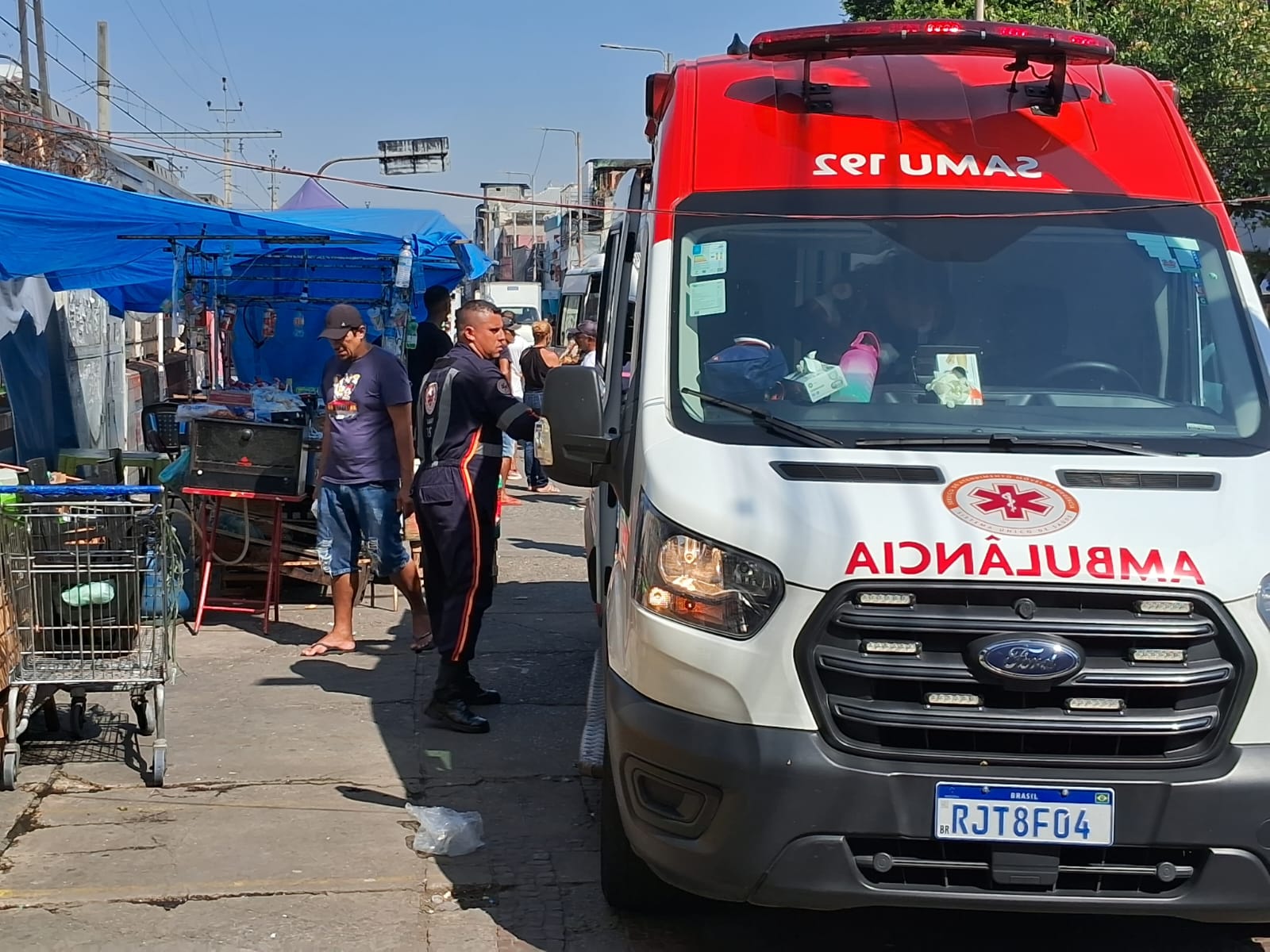 Ambulância com feridos em acidente de trem no Rio