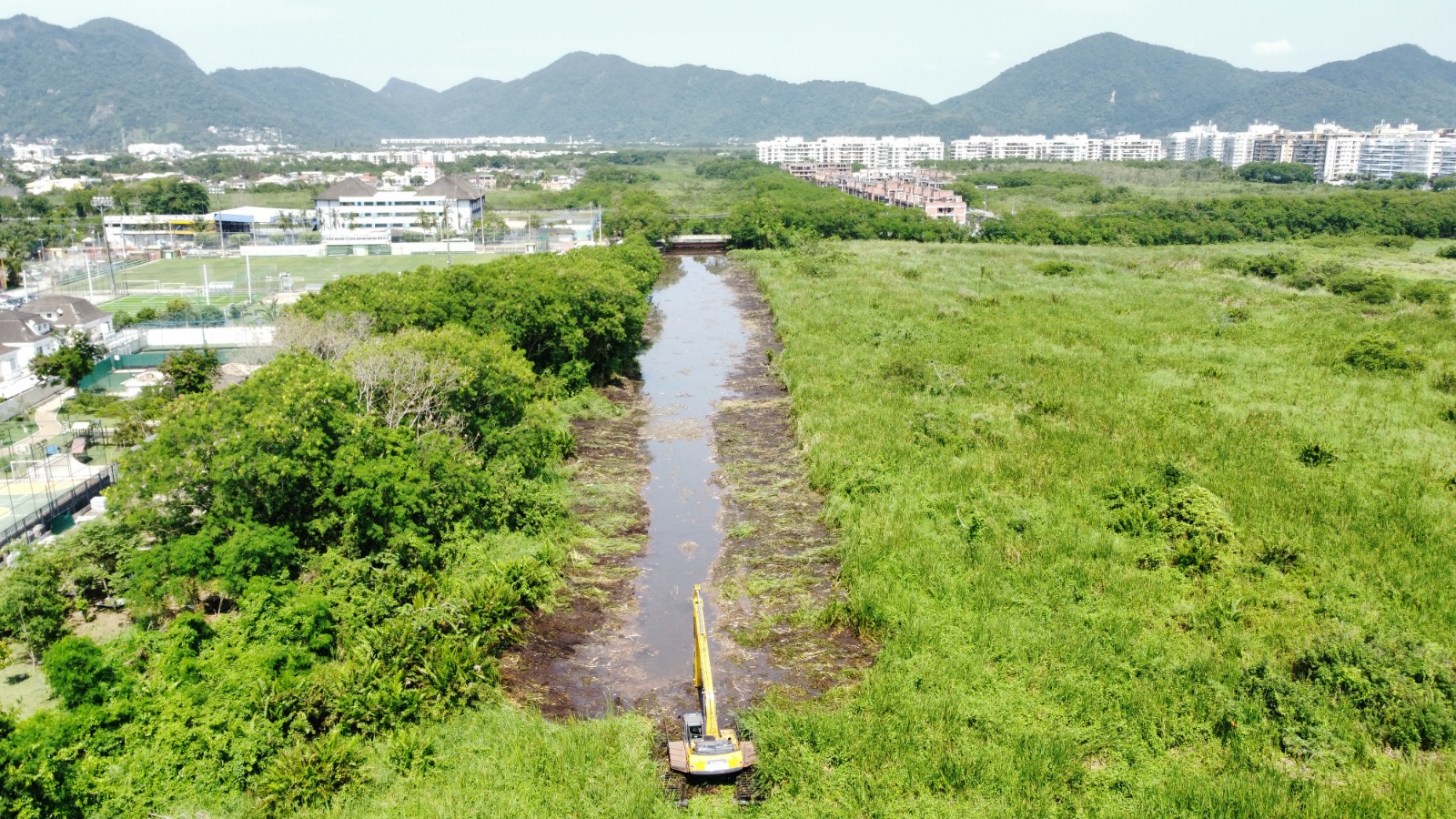 Prefeitura do Rio realiza serviços de limpeza no Canal do Cortado, no Recreio