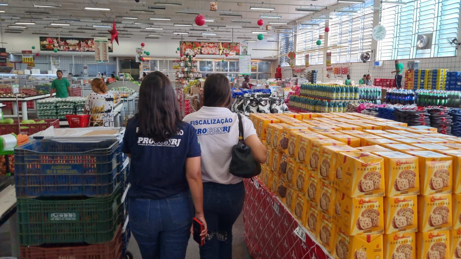 Procon-RJ e Decon descartam mais de 400kg de alimentos impróprios ao consumo (Foto: Divulgação)