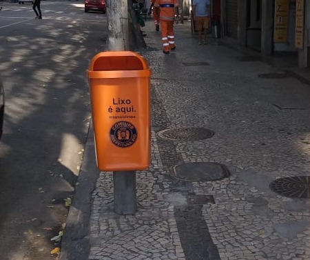 Prefeitura do Rio libera publicidade em papeleiras da cidade
