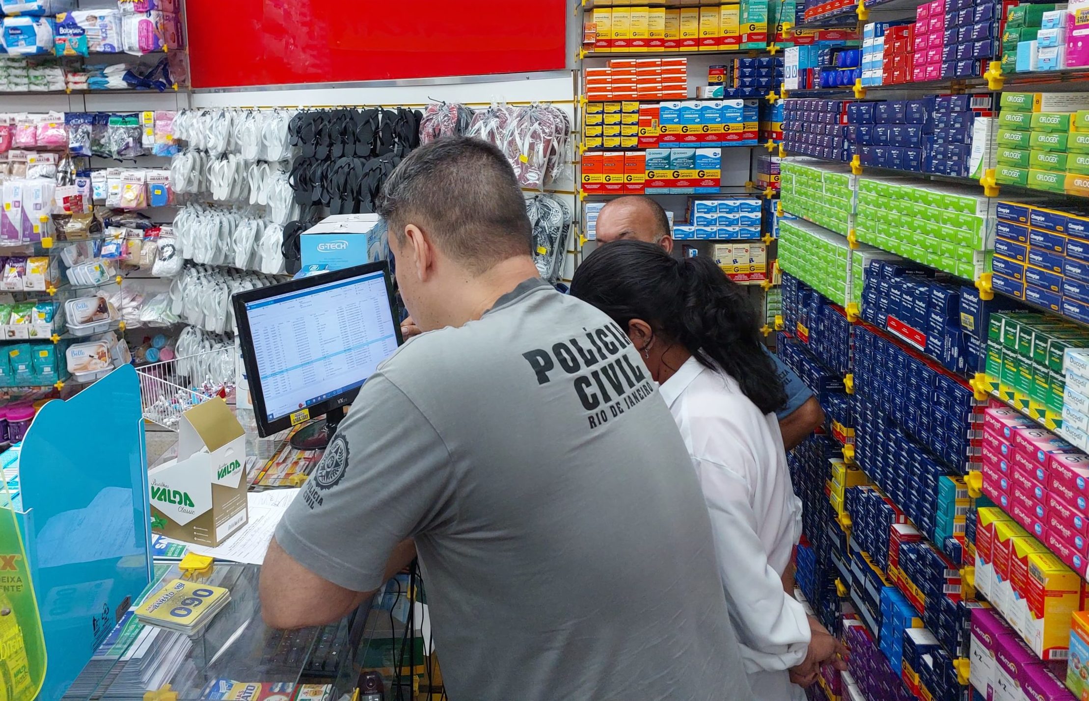 Farmácia é interditada por vender remédio sem receita, na Zona Norte