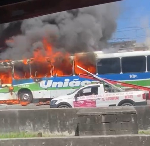 ônibus pega fogo na Rodovia Washington Luiz