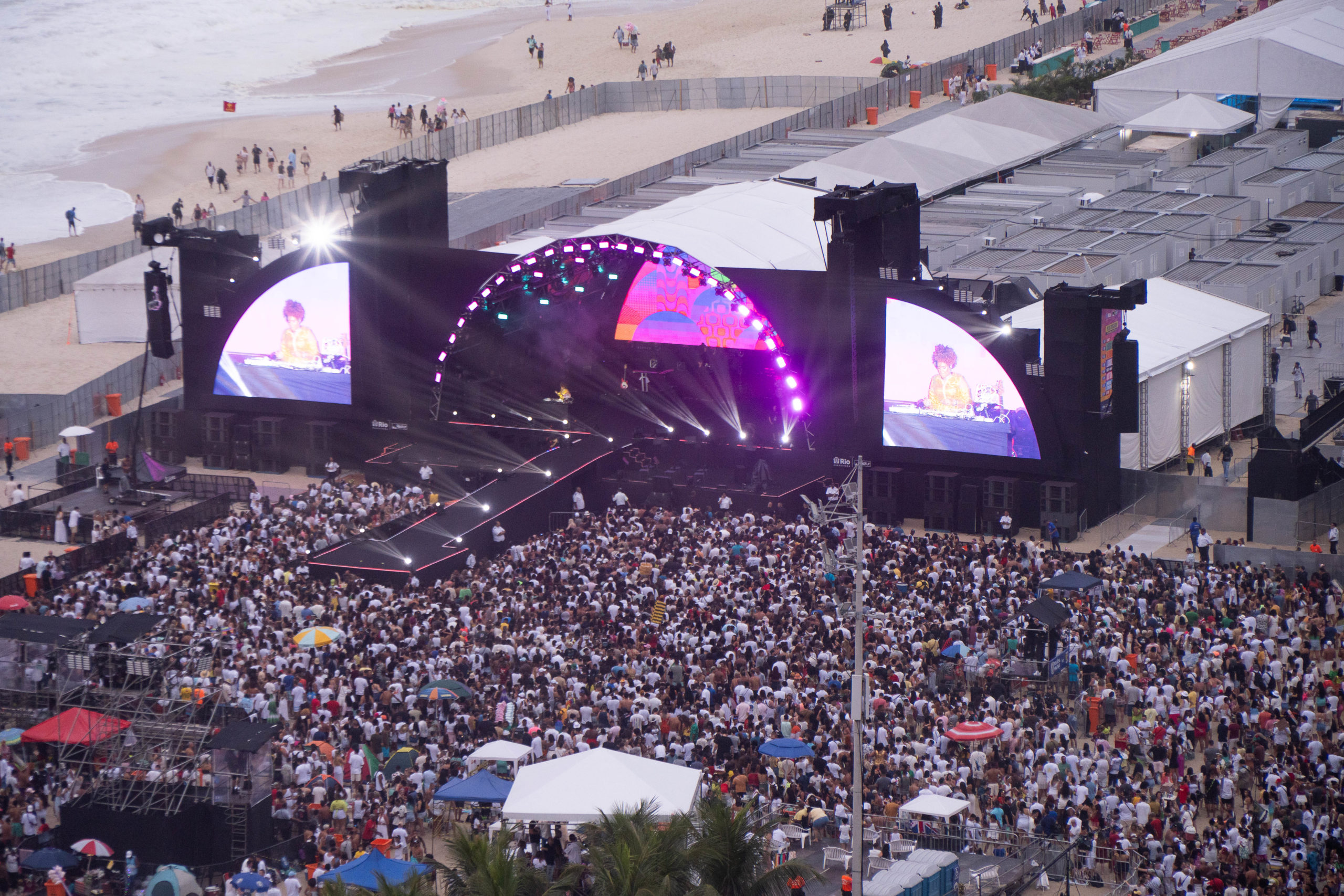 Homem é preso após ser identificado em sistema de reconhecimento facial da PM no Réveillon de Copacabana (Foto: Gabriel Monteiro/ Divulgação: Riotur)