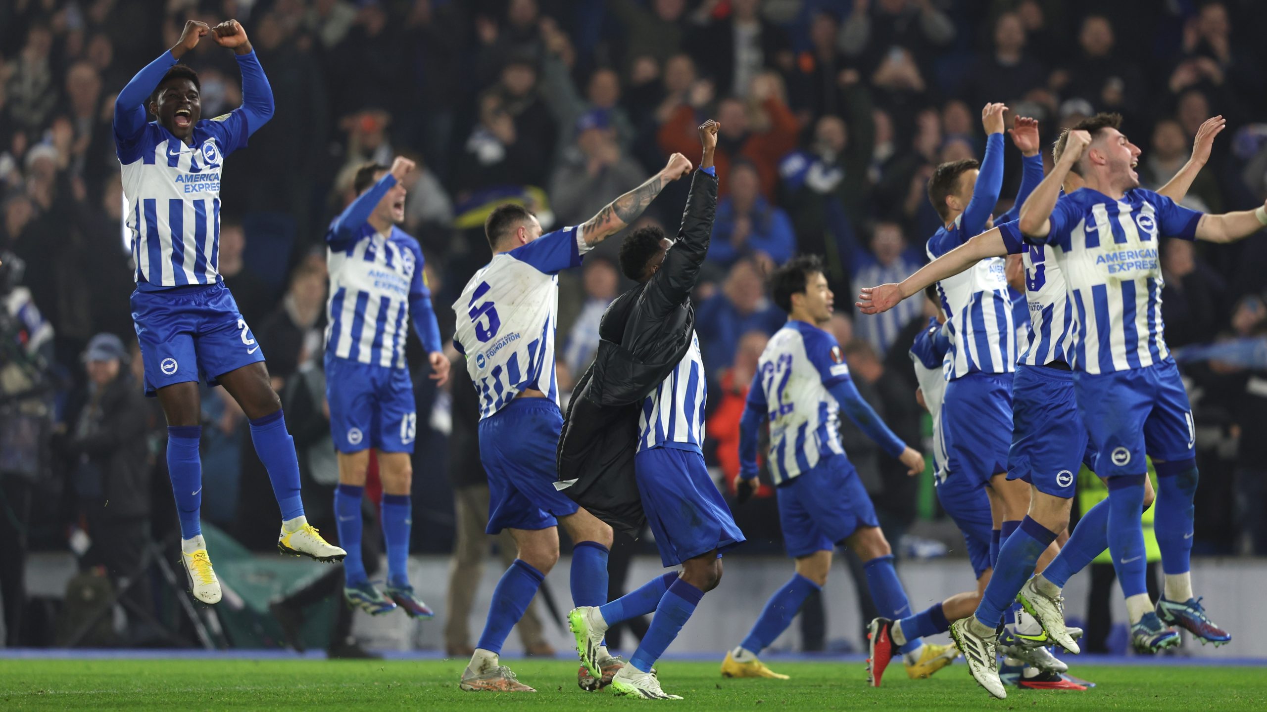 João Pedro marca, mas Chelsea vence Brighton e se recupera no