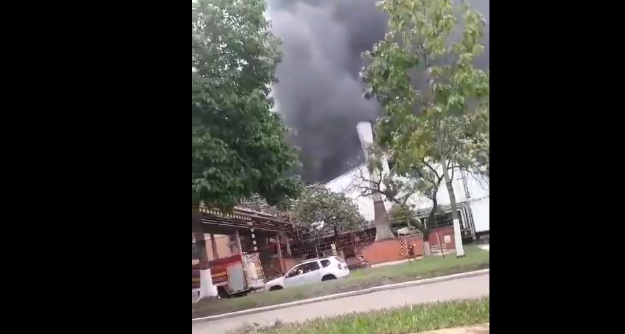 Incêndio de grandes proporções atinge fábrica em Santa Cruz (Foto: Divulgação)