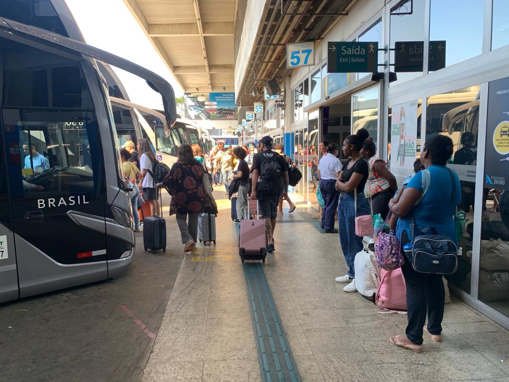 Movimentação é intensa na Rodoviária e nos aeroportos do Rio (Foto: Camila Moraes/ Super Rádio Tupi)