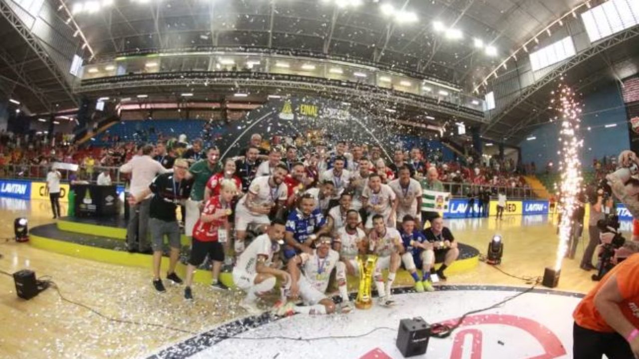 Atlântico Futsal - A conquista do Mundial de Clubes! O Atlântico  conquistava em 2015, sua mais importante taça até então: o Mundial de  Clubes. A decisão foi em um jogo épico contra