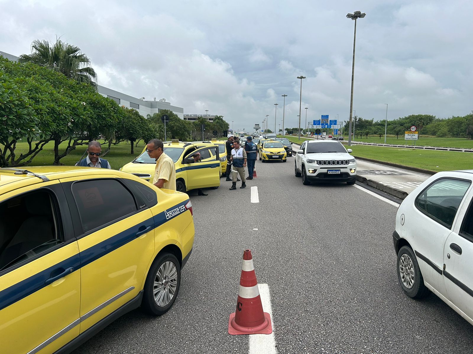 Agentes da SEOP flagram dois taxistas por cobrança no tiro no entorno do Aeroporto Tom Jobim, na Ilha do Governador