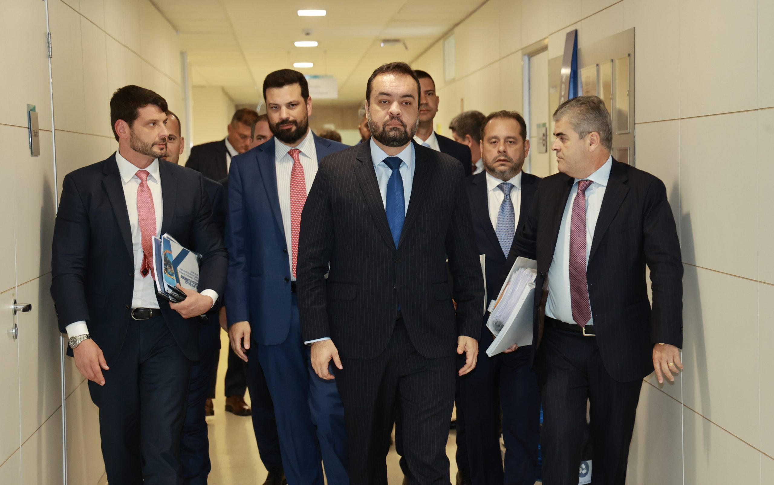 Castro se reúne com ministro das Cidades, em Brasília, para acelerar obras de prevenção a desastres naturais (Foto: Rogério Santana/ Divulgação)