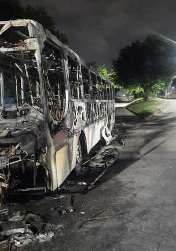 Ônibus é incendiado após enguiçar na Av. Brasil