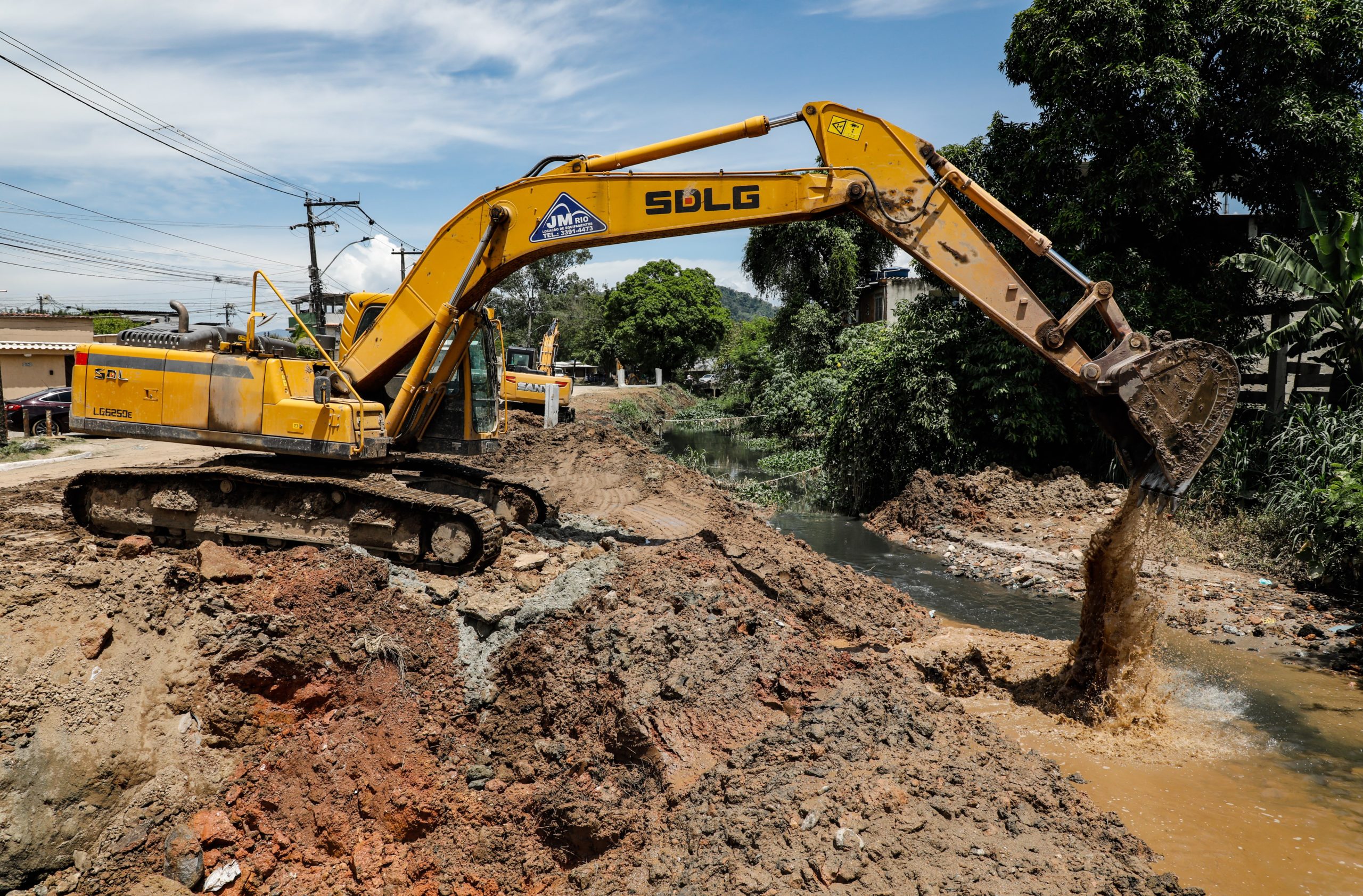 Obras no Rio Roncador, em Duque de Caxias