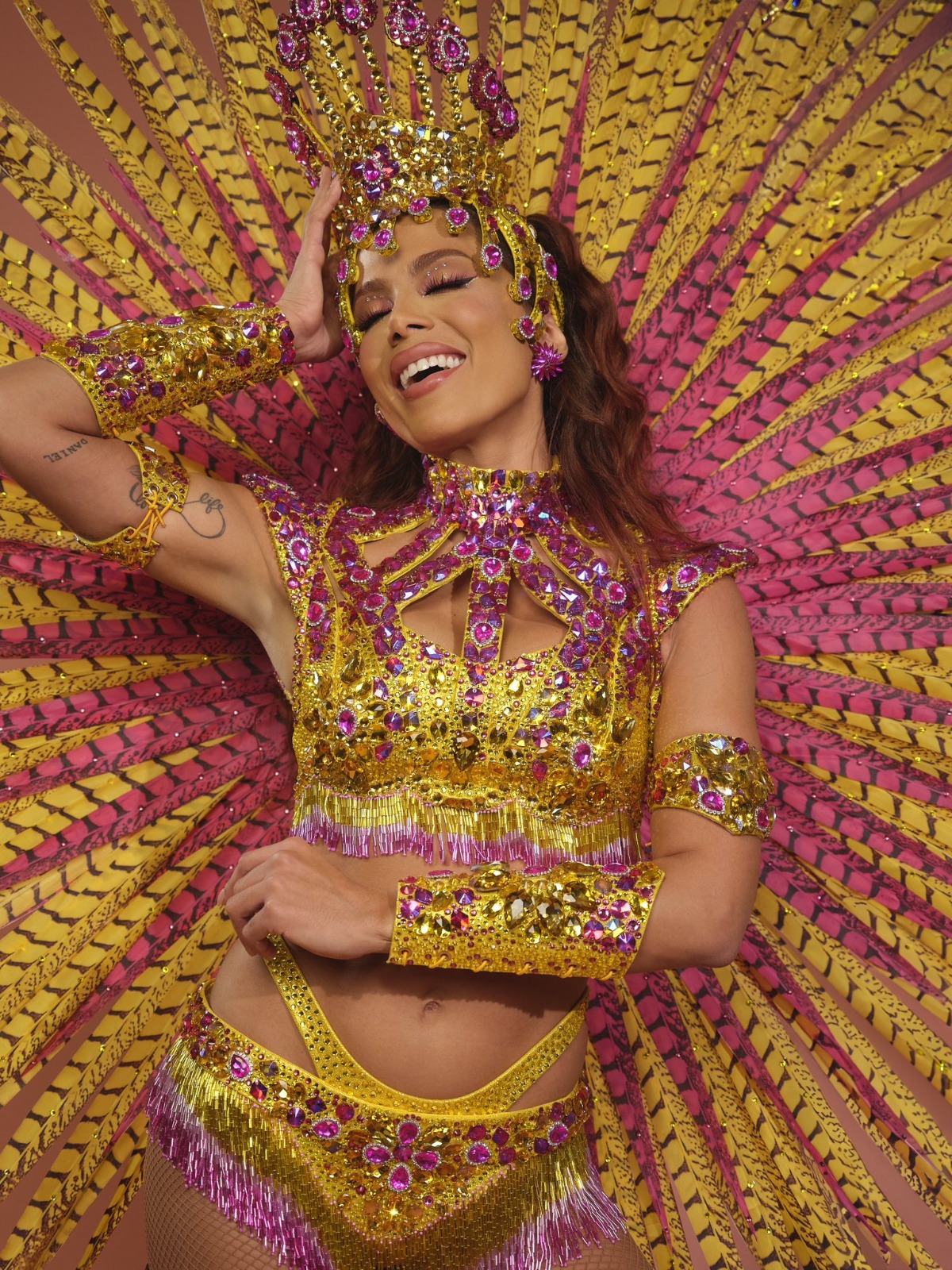 Anitta usa look inspirado em Escola de Samba do Rio para fazer show em Salvador (Foto: Reprodução/ Redes Sociais)