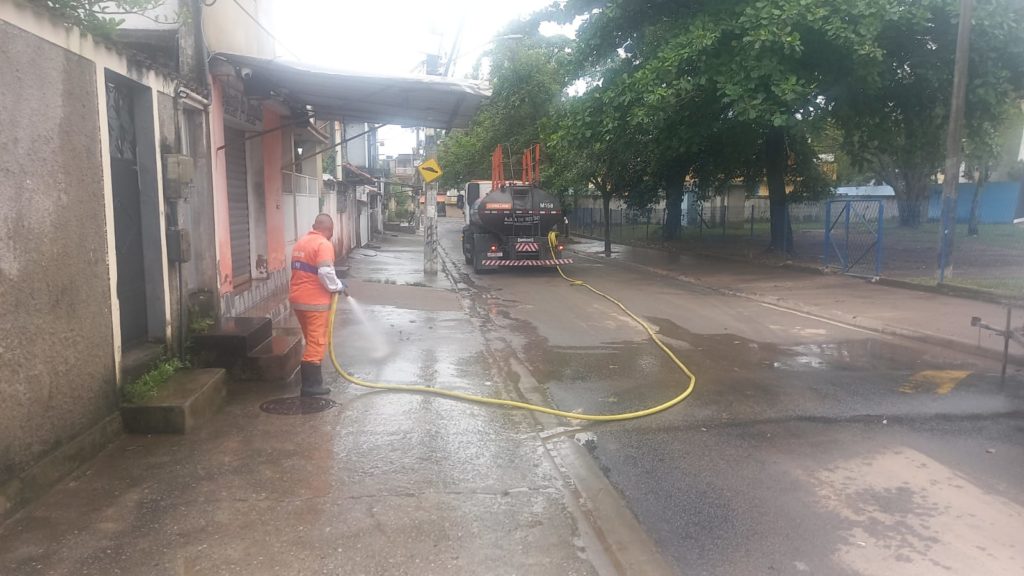 Profissionais da Comlurb trabalhando nesta forte chuva que atinge o Rio de Janeiro