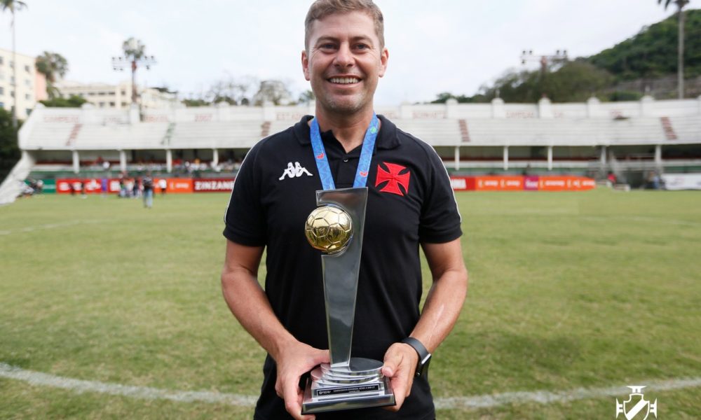 Vasco anuncia Rafael Paiva como novo técnico do Sub 20