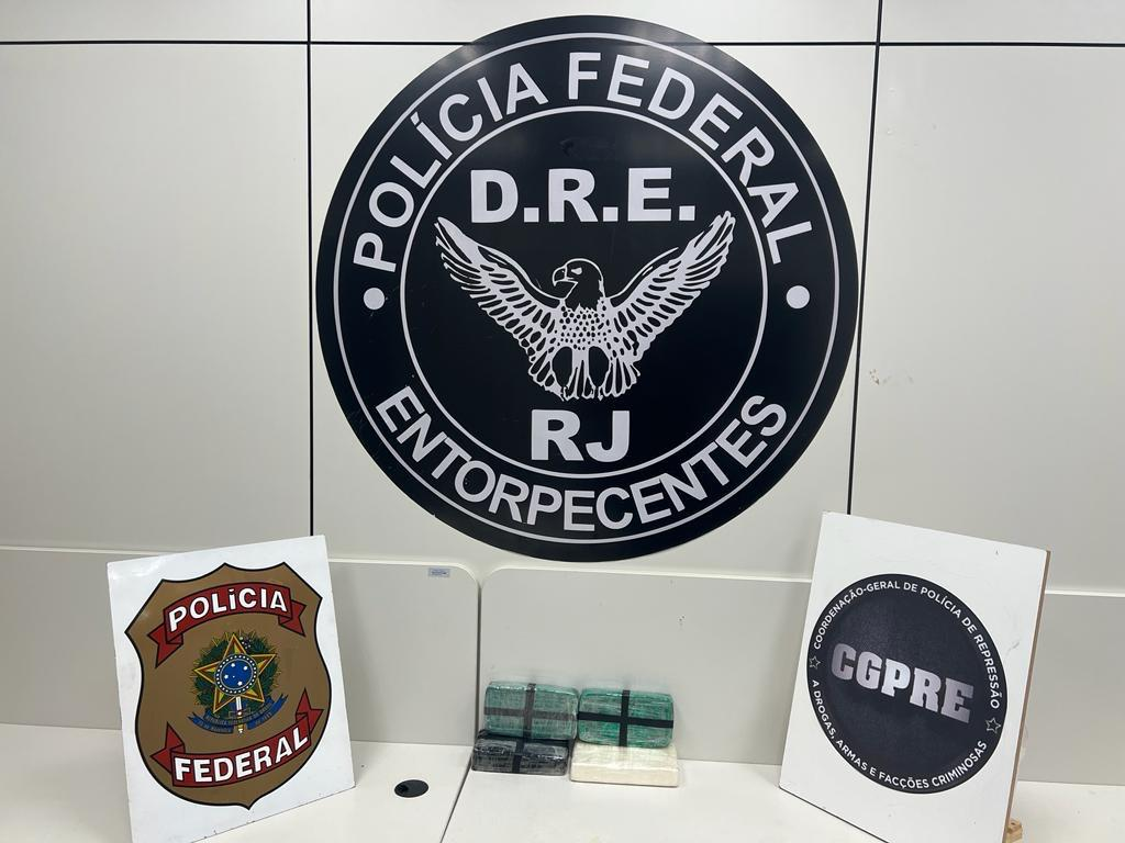 Polícia Federal apreende 4kg de cocaína com passageiro em ônibus na Serra das Araras