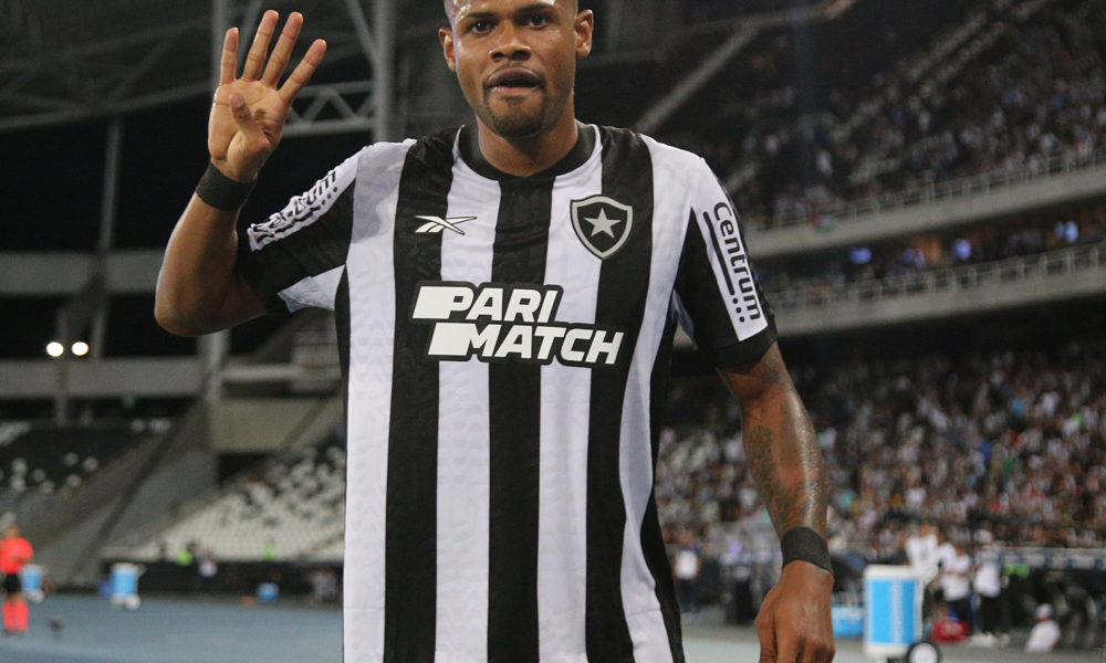 Botafogo Desembarca No Rio Após Classificação E Júnior Santos Brinca Tem Que Fazer O Pix