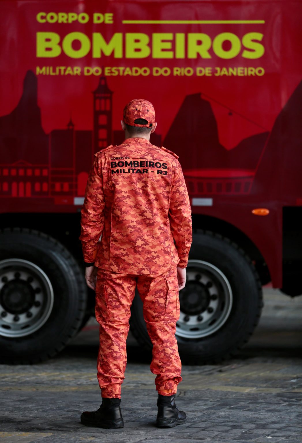 Corpo de Bombeiros do Rio lança novo uniforme Super Rádio Tupi