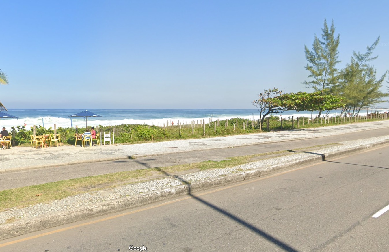 Bombeiros encontram ossada humana na praia da Barra, na Zona Oeste do Rio (Foto: Divulgação)